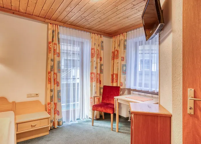 Alpenrose アパート トゥクス